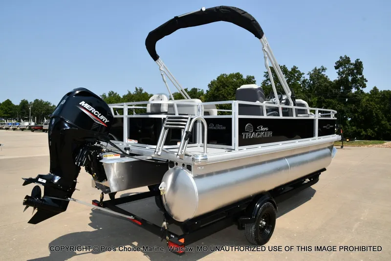 Slide: The Image of Sun Tracker Bass Buggy 18 DLX 2027 - 63