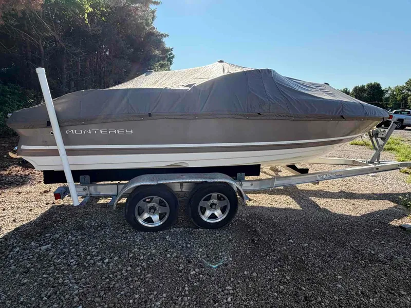 Slide: The Image of Monterey 20FT BOWRIDER 2000 - 3