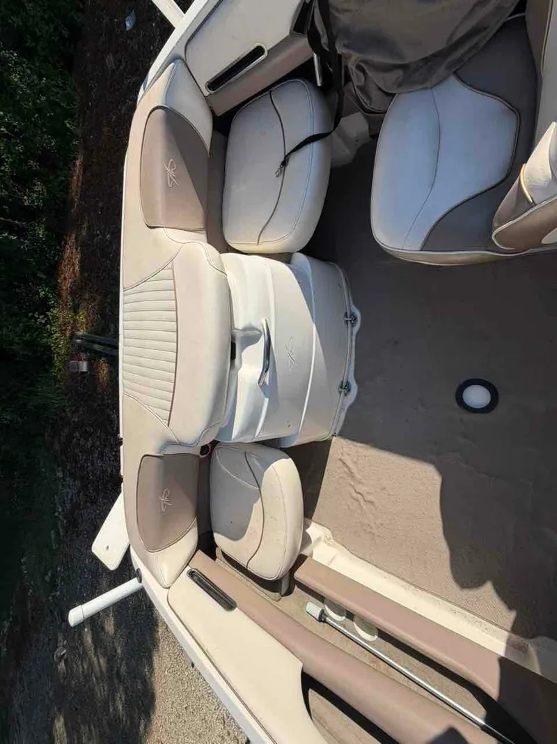 Slide: The Image of Monterey 20FT BOWRIDER 2000 - 12