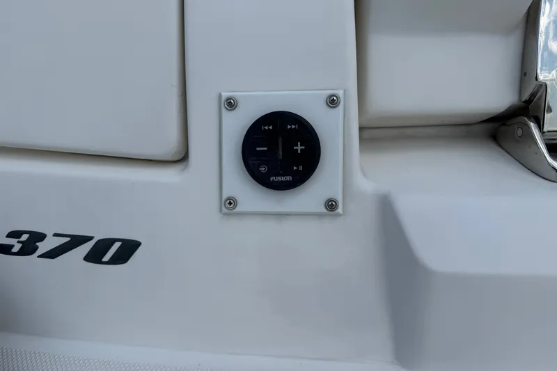 Slide: The Image of Control panel on a Sea Ray Sundancer 350 boat, model year 2008. - 10