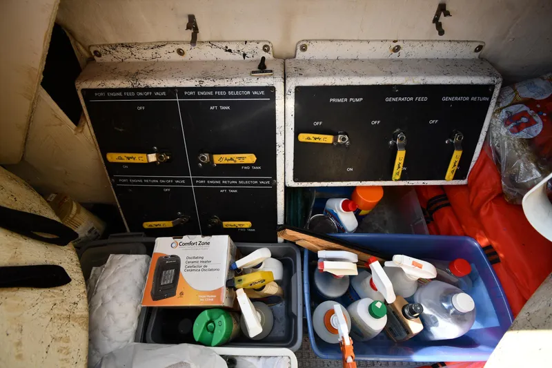 Slide: The Image of Control panel and storage area on a 1995 Sea Ray 630 Sundancer boat. - 30