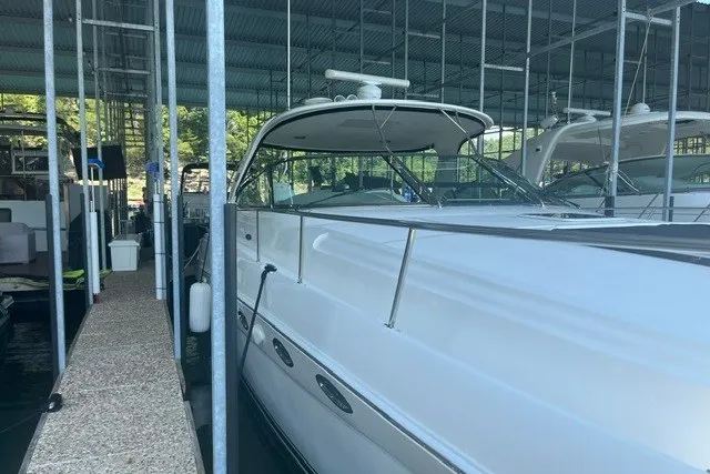The Image of 2005 Sea Ray Sundancer 260 docked in a marina, side view. - 0