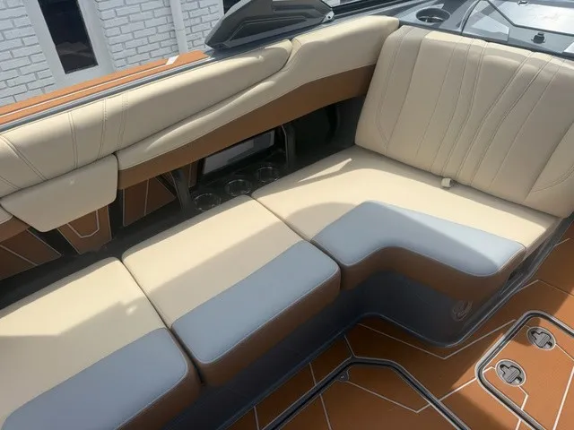 Slide: The Image of Malibu Wakesetter 22 LSV 2027 - 17
