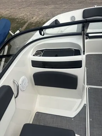 Slide: The Image of Bayliner VR5 Bowrider 2022 - 13