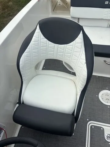 Slide: The Image of Bayliner VR5 Bowrider 2022 - 11