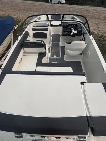 Slide: The Image of Bayliner VR5 Bowrider 2022 - 8