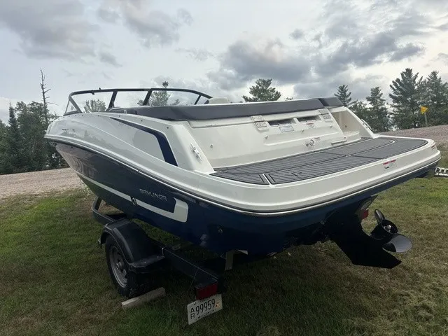 Slide: The Image of Bayliner VR5 Bowrider 2022 - 5