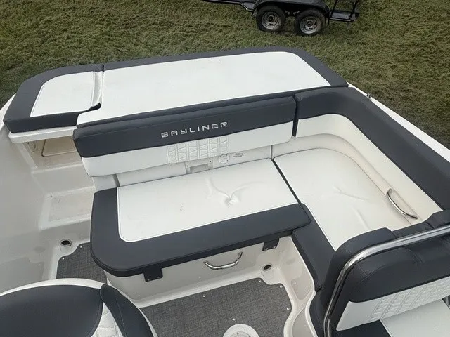 Slide: The Image of Bayliner VR5 Bowrider 2022 - 9