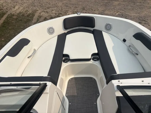 Slide: The Image of Bayliner VR5 Bowrider 2022 - 15