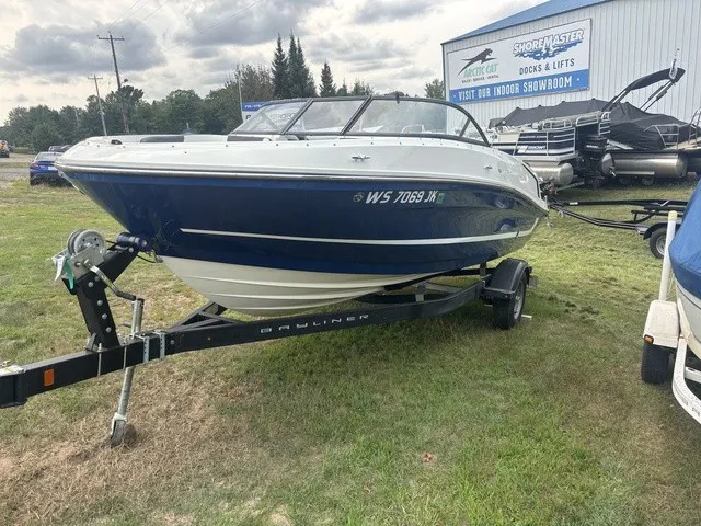 Slide: The Image of Bayliner VR5 Bowrider 2022 - 4
