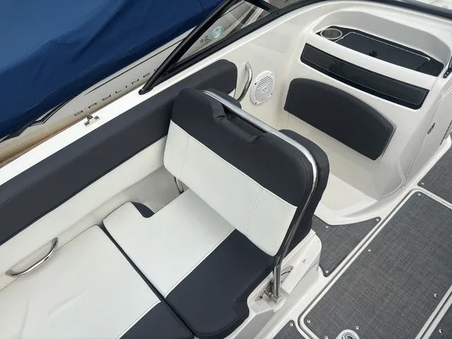 Slide: The Image of Bayliner VR5 Bowrider 2022 - 14