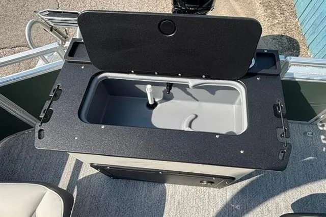 Slide: The Image of Livewell on 2026 Sun Tracker Fishin' Barge 22 DLX pontoon boat, open lid view. - 21