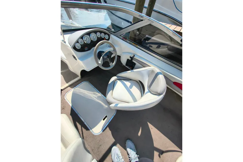 Slide: The Image of 2004 Stingray 185 LS/LX boat interior with steering wheel and dashboard gauges. - 4