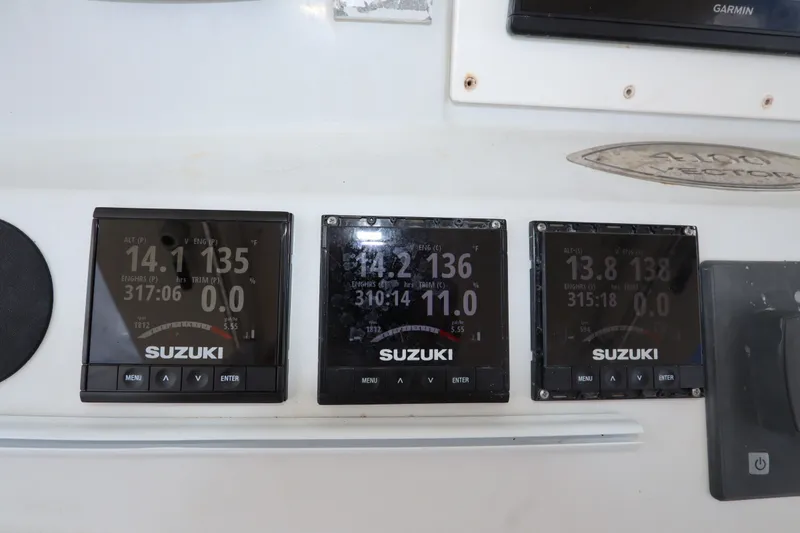 Slide: The Image of Suzuki engine displays on 2009 Hydra-Sports 4100 VSF boat dashboard. - 39