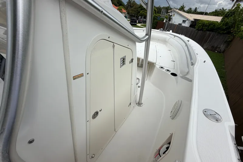 Slide: The Image of 2006 Boston Whaler 270 Outrage boat deck with storage compartments and railing. - 32