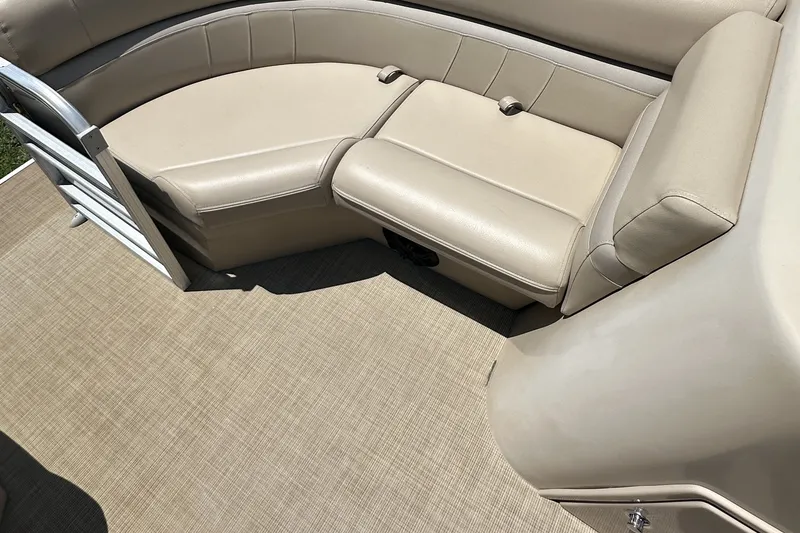 Slide: The Image of Beige seating area on a 2018 Berkshire 22RFC CTS pontoon boat. - 10