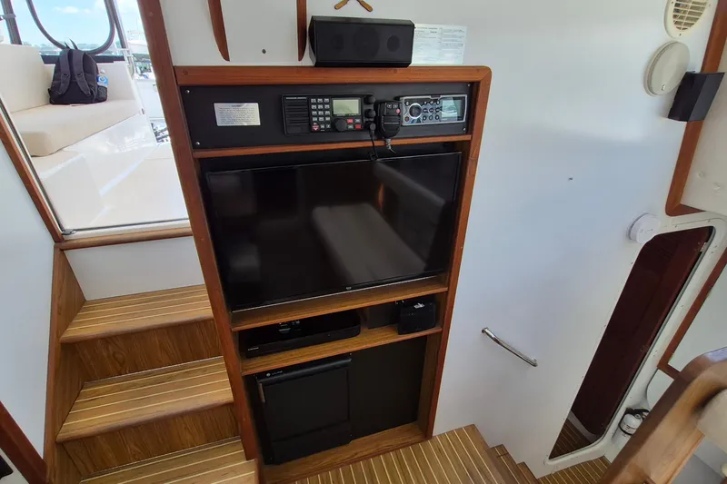 Slide: The Image of Interior of 2005 Endeavour 44 TrawlerCat with navigation equipment and entertainment system. - 26