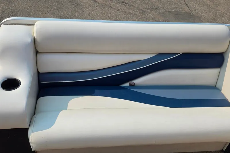 Slide: The Image of White and blue seating on a 2000 Lowe Suncruiser Trinidad 220 boat. - 7