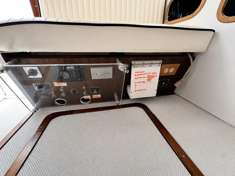 Slide: The Image of Bertram 31 Flybridge Cruiser 1984 - 25