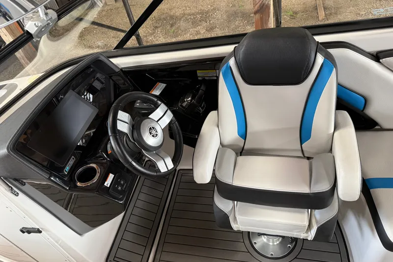 Slide: The Image of 2018 Yamaha Boats 242X E-Series cockpit with steering wheel and captain's chair. - 4