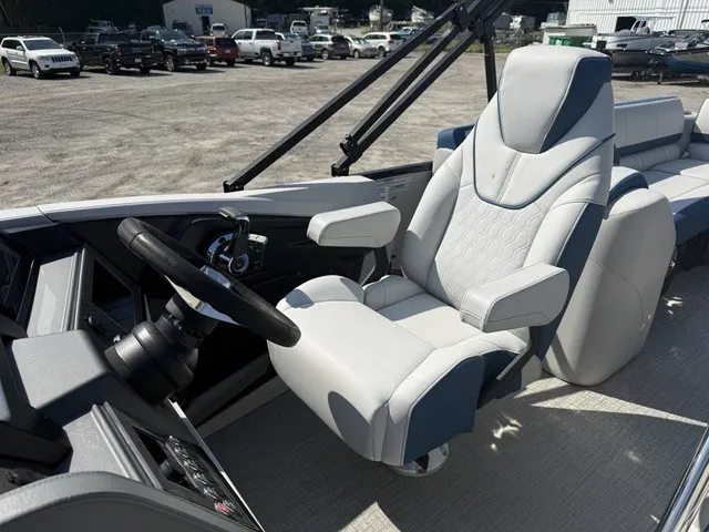Slide: The Image of Avalon Catalina - 25 FT Entertainer 2024 - 12