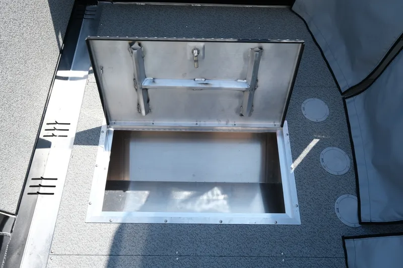 Slide: The Image of Open storage compartment on 2026 Hewescraft 190 Sea Runner ET boat deck. - 18