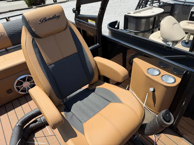 Slide: The Image of Bentley Pontoons Elite 253 SwingBack DC 2027 - 18