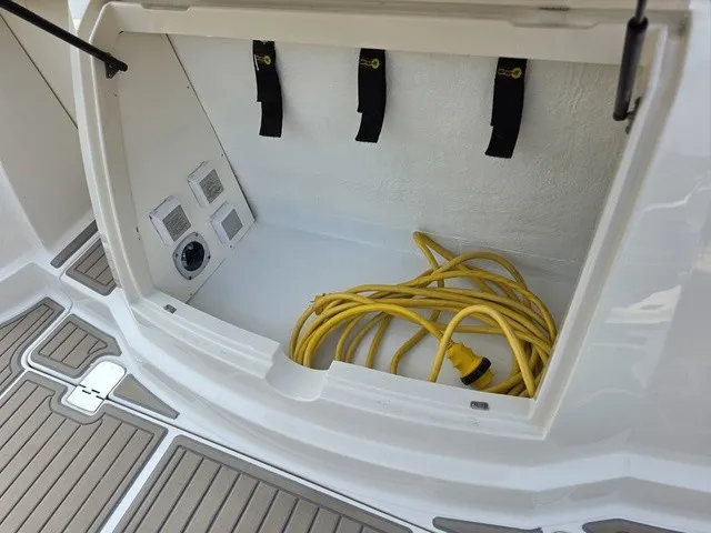 Slide: The Image of Monterey 290 Cruiser 2006 - 18