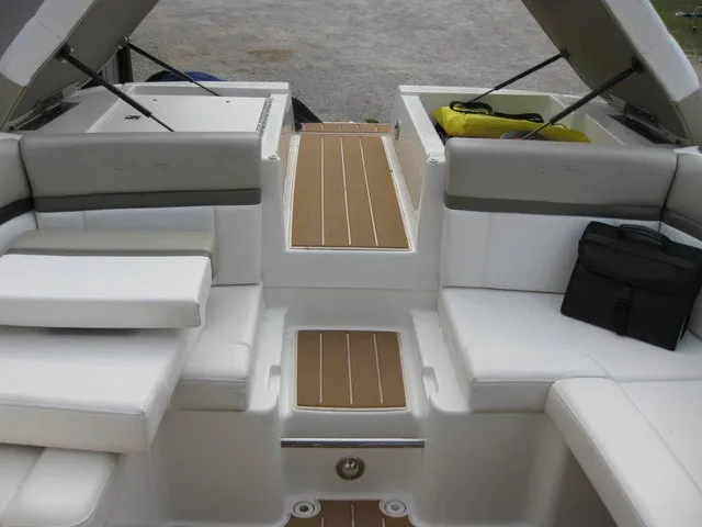 Slide: The Image of Sea Ray 270 SLX 2011 - 23