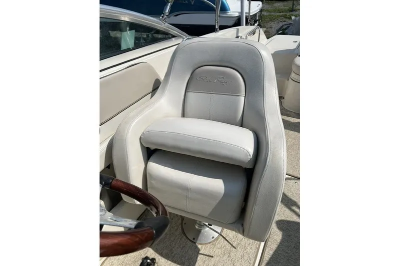 Slide: The Image of Captain's seat on 2010 Sea Ray 260 Sundeck boat, featuring white leather upholstery. - 15