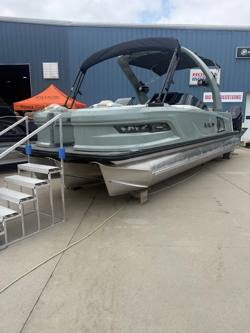 The Image of Avalon 25' Excalibur Carbon Series Flex Lounge w/ Twin 425HP Mercury V10's & JOYSTICK CONTROLS! 2027 - 1