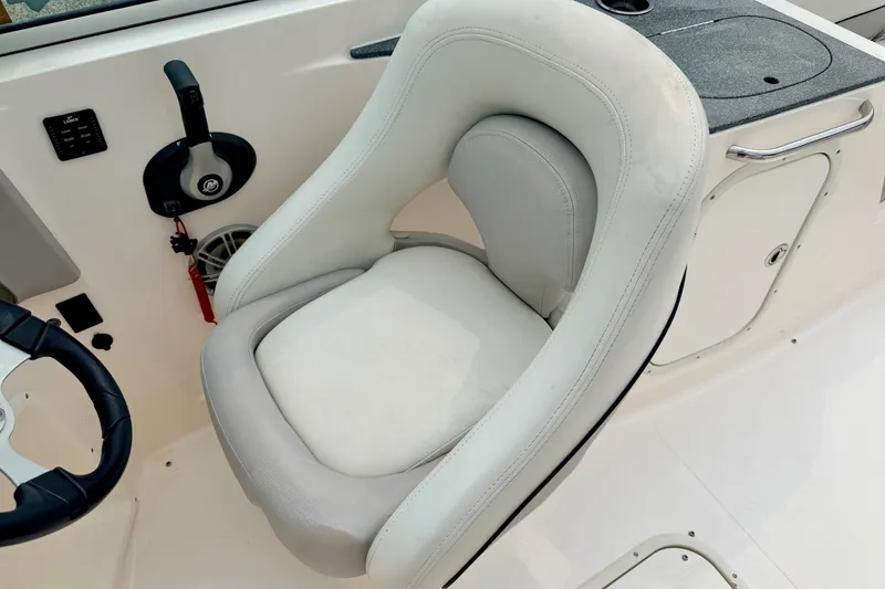 Slide: The Image of Captain's seat on a 2012 Bryant 268 boat, featuring a white cushioned design. - 59
