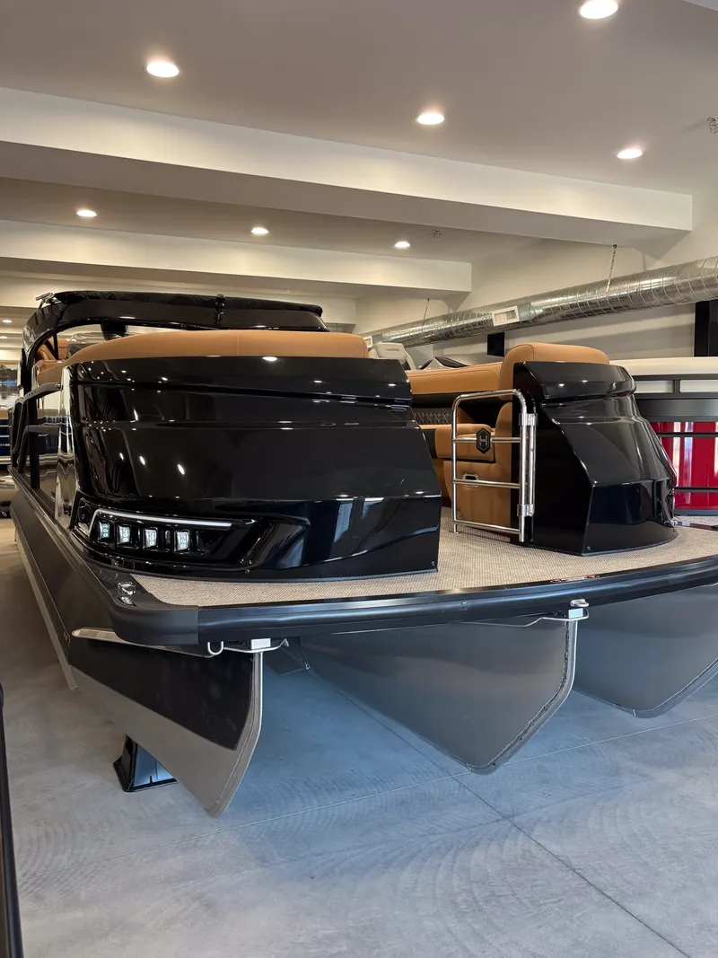 Slide: The Image of Harris Grand Mariner 250 SLDH 2026 - 16