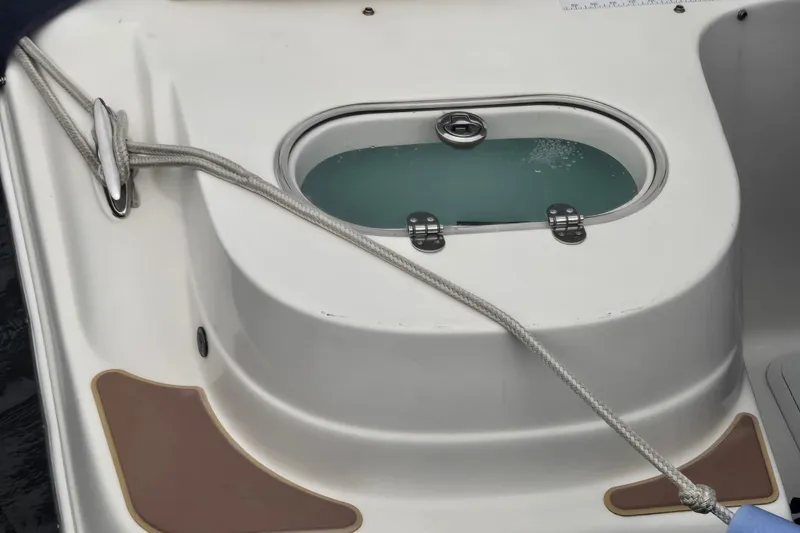 Slide: The Image of Livewell on 2020 NauticStar 2302 Legacy Dual Console boat with rope and cleat. - 6