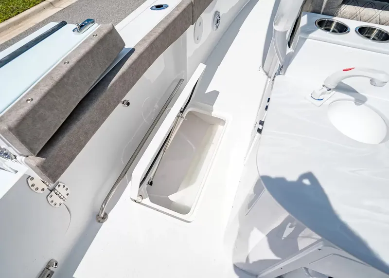 Slide: The Image of Sea Hunt Ultra 285SL 2027 - 13