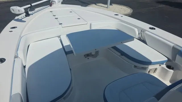 Slide: The Image of Robalo 246 Cayman 2027 - 15