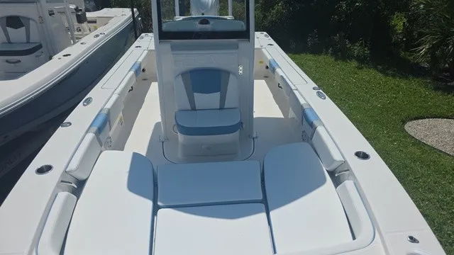 Slide: The Image of Robalo 246 Cayman 2027 - 17