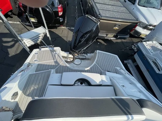 Slide: The Image of Crownline Boats Eclipse E240 XS 2026 - 17