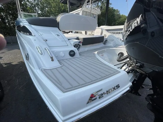 Slide: The Image of Crownline Boats Eclipse E240 XS 2026 - 15