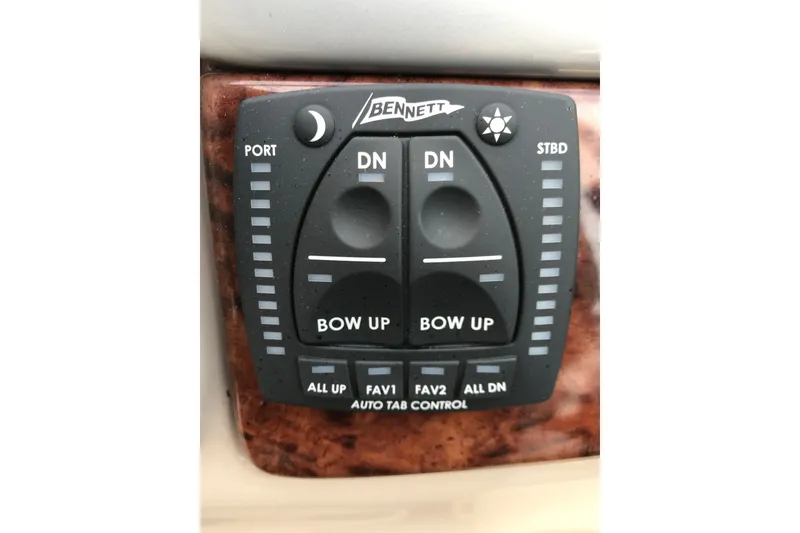 Slide: The Image of Bennett auto tab control panel on 2007 Four Winns 278 Vista boat. - 15