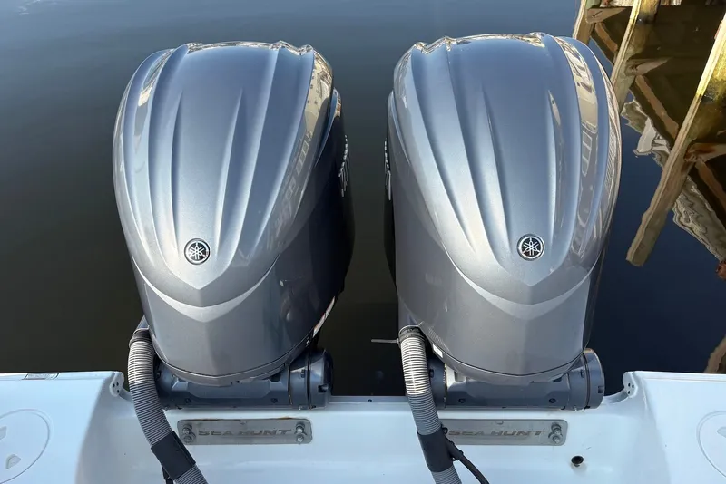 Slide: The Image of Twin Yamaha outboard engines on a 2022 Sea Hunt Ultra 275SE boat at dock. - 4