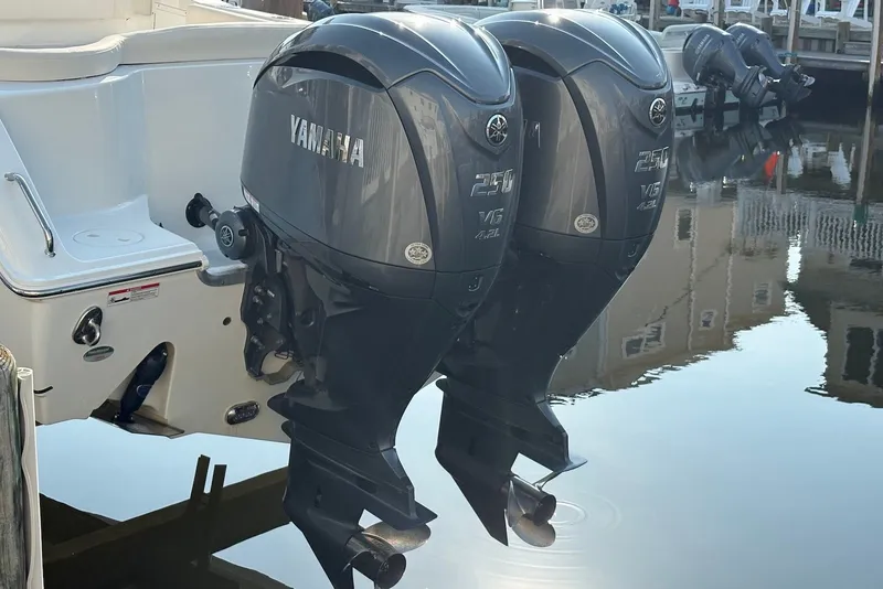 Slide: The Image of Twin Yamaha 250 engines on a 2022 Sea Hunt Ultra 275SE boat. - 3