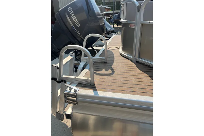 Slide: The Image of 2015 Bennington 22 SLX pontoon boat with Yamaha outboard motor, featuring aluminum ladder and deck. - 7