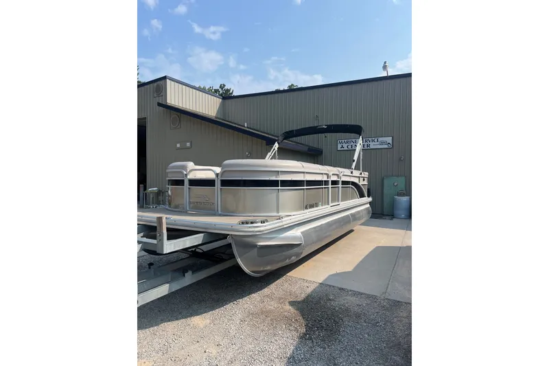 The Image of 2015 Bennington 22 SLX pontoon boat at marine service center. - 1