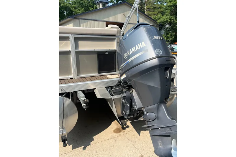 Slide: The Image of 2015 Bennington 22 SLX pontoon boat with Yamaha 90 outboard motor. - 6