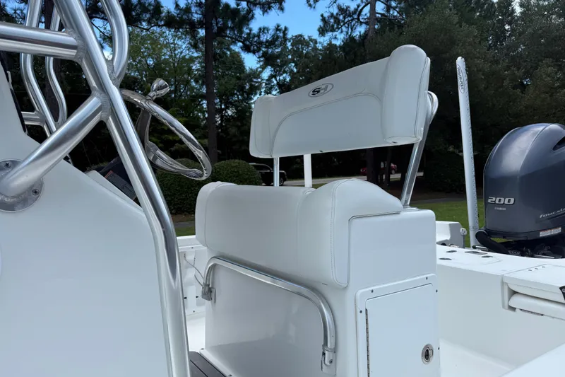 Slide: The Image of 2015 Sea Hunt BX22 Pro boat interior with steering wheel and Yamaha 200 engine. - 19
