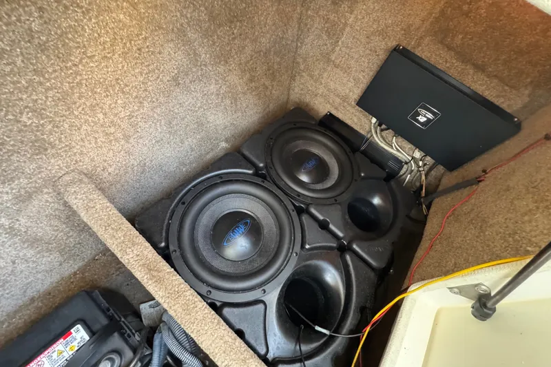 Slide: The Image of Audio system with subwoofers and amplifier in a 2008 Envision 3600 Legacy ESP boat. - 30