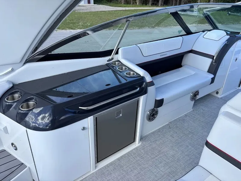 Slide: The Image of Formula 350 Crossover Bowrider 2024 - 10