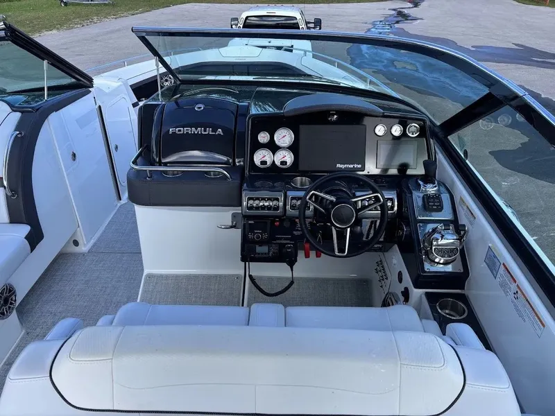 Slide: The Image of Formula 350 Crossover Bowrider 2024 - 11