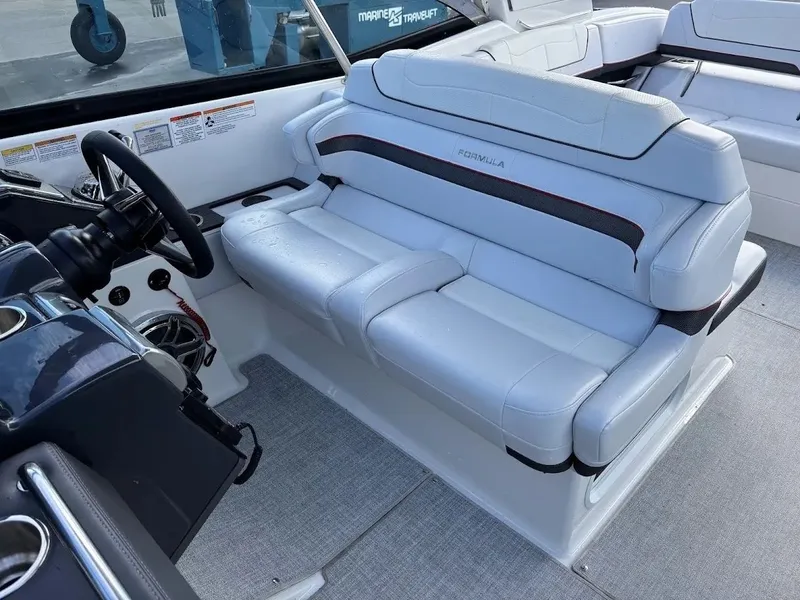 Slide: The Image of Formula 350 Crossover Bowrider 2024 - 12